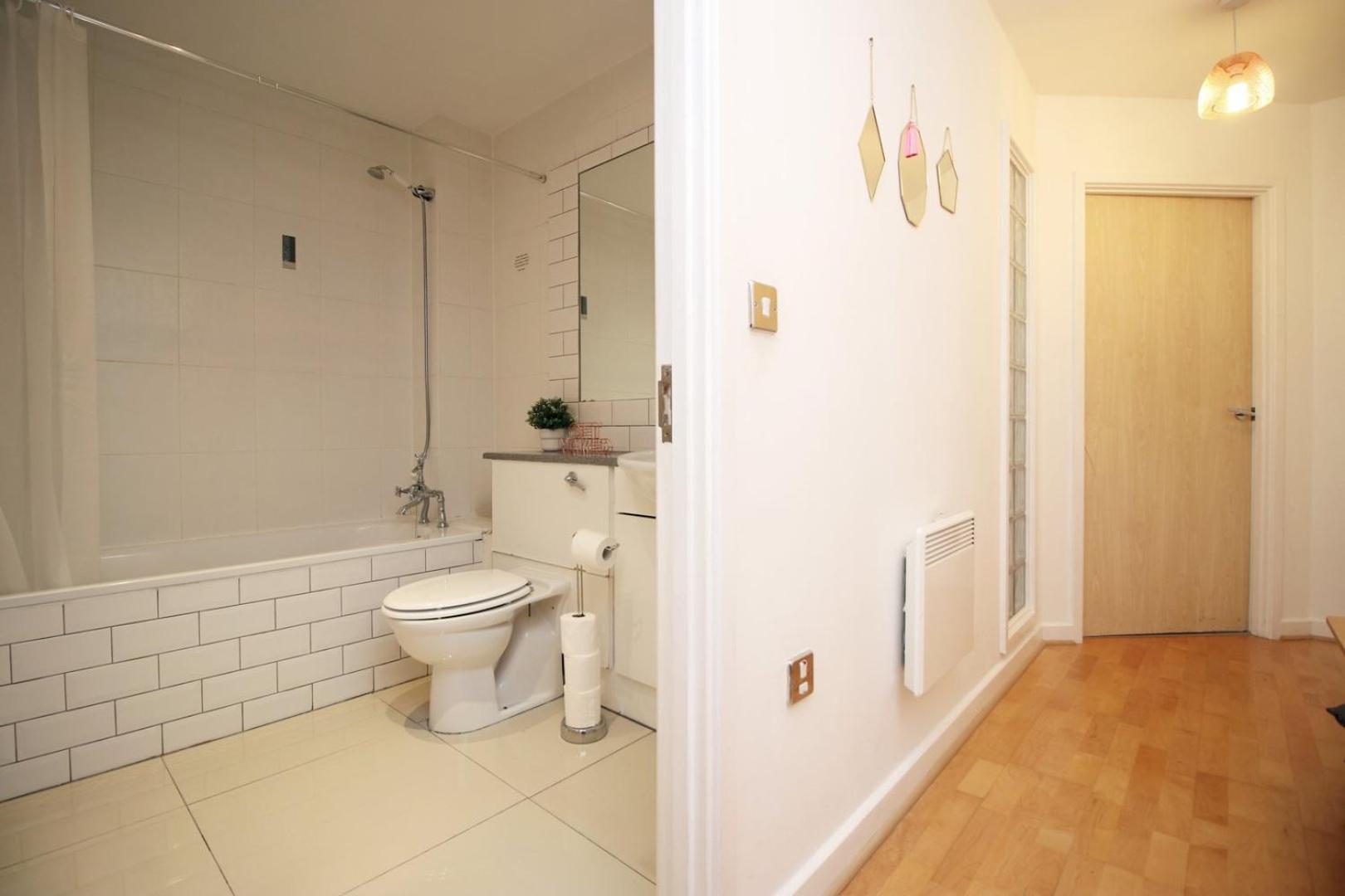 Centrally Located Spacious 2Br | Cohost Partners Cardiff Ngoại thất bức ảnh